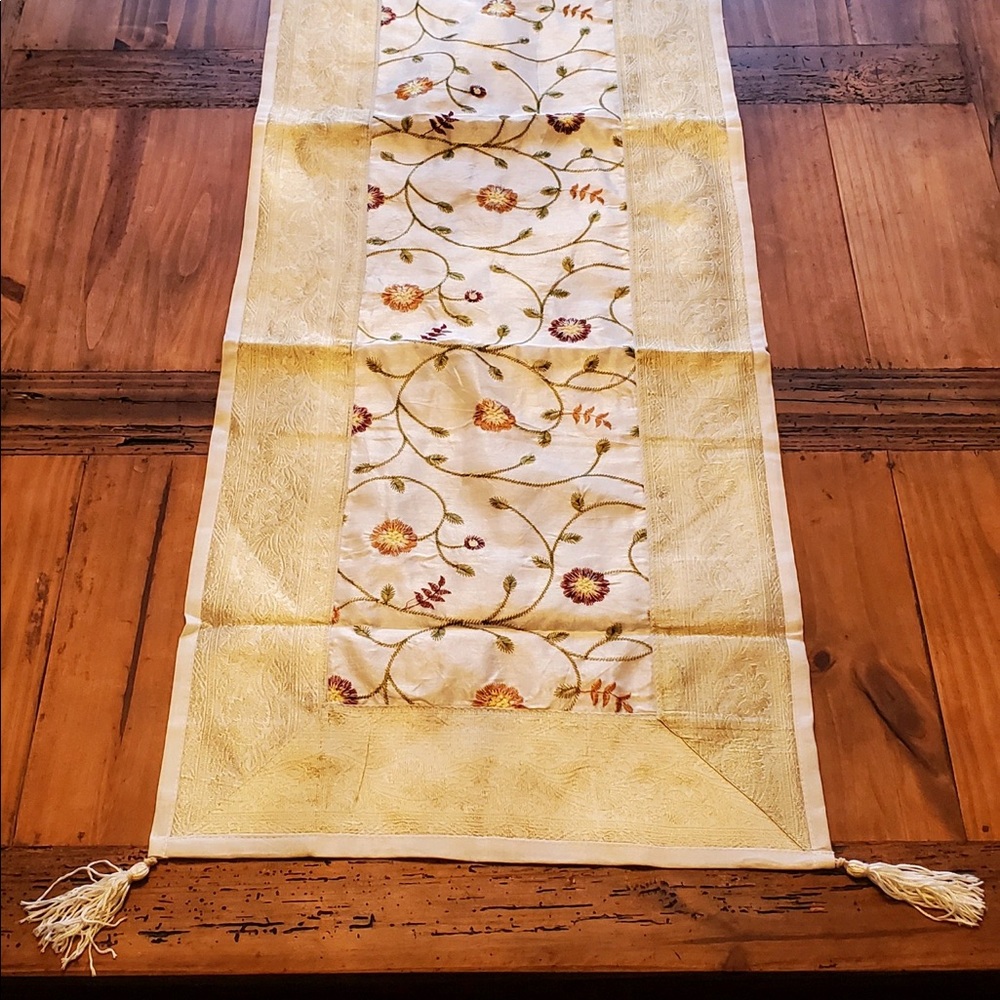 Table runner - Picture 3 of 3